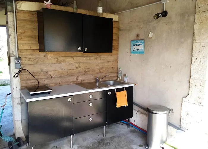 Ancienne Ecole De Colombier Bed & Breakfast